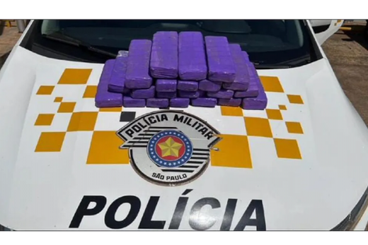 Droga apreendida. Homem tentou fugir da abordagem policial, fazendo ultrapassagens pelo acostamento