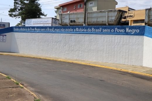 Patrimônio histórico e cultural. Mural Monumento à Comunidade Negra está localizado na Rua Rui Barbosa/Via Narciso Baldan (Vila Santa Cruz)