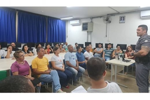 Na EE 'Vereador Antônio Comar'. Encontro marcou um grande impulso para a implantação do Programa Vizinhança Solidária em Dobrada