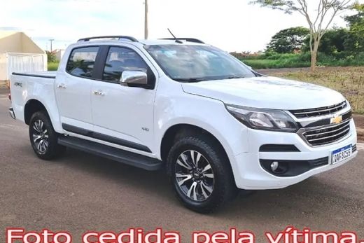 Caminhonete furtada. Veículo estava estacionado no cruzamento da Avenida Tiradentes com a Rua João Pessoa