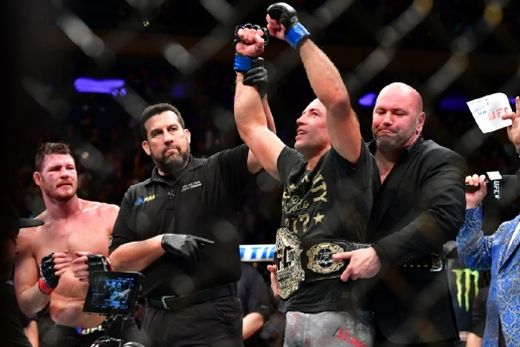 GSP ao receber o cinturão de Dana White