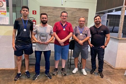 Os melhores classificados. Campeão foi o araraquarense Lindolfo da Silva (com o troféu), que somou 5,5 pontos ? mesma pontuação de Fernando Frare (ao centro), que ficou em 2º lugar pelo critério de de