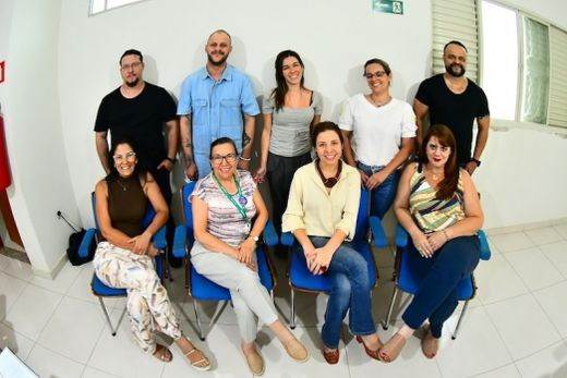 Na sede do Creas. Em pé: Lucas, Edson, Marília, Alessandra e Cidinho; sentadas: Adriana, Margô, Fabiana e Alessandra