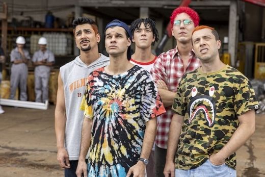 Mamonas Assassinas. Filme revive a trajetória da banda, ícone cultural e musical do Brasil na década de 1990, famosa por sua originalidade e irreverência