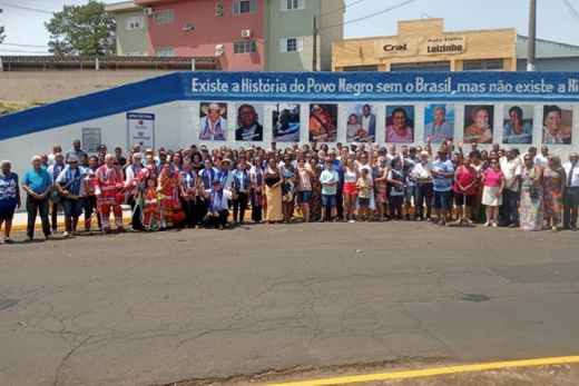 No Mural. Familiares e amigos dos homenageados com autoridades do município e do estado de São Paulo no último dia 18 de novembro