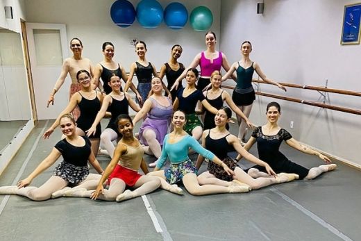 Renata Canova (em pé, à esquerda) com parte do elenco de 'O Quebra-Nozes'. História encantadora é também um ótimo programa cultural para toda a família