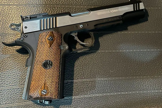 Jovem de 25 anos foi abordada pela PM com um simulacro de arma de fogo
