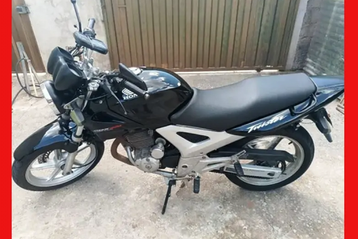 Moto furtada. Veículo estava estacionado na Rua Arthur Ribeiro