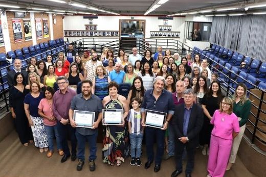 Homenageados. Paulo Roberto Aparecido Bueno Toledo, Jocimara Kfouri (Jô) e Alexandre Luiz Martins de Freitas receberam o Certificado Educador Paulo Freire