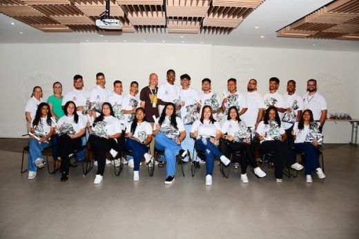 Ensino gratuito. Jovens formados pelo curso de Iniciação Profissional em Serviços Administrativos