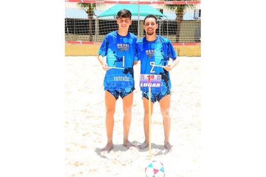 A dupla campeã. Bruno Henrique Manzini e Danilo Aberrachid Rosa ganharam o prêmio de R$ 250,00