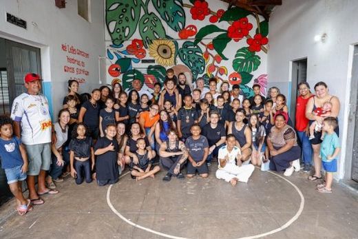 Participantes da Mostra do 'Teia', reunidos no Jardim Paraíso. Parceria entre a Prefeitura e a ONG Ocara também viabilizou a retomada do 'Pequeno Cidadão'