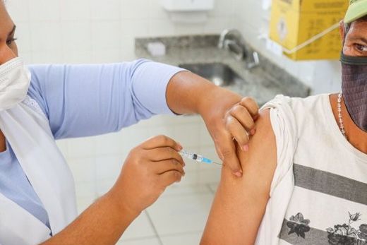 Segunda dose bivalente. Idosos com 60 anos ou mais e adolescentes imunocomprometidos a partir de 12 anos devem se vacinar