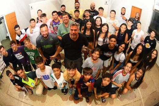 Flávio Lizeo (centro) com atletas, em confraternização. Os terceiros lugares foram conquistados pelos times Adulto, Feminino Sub-16 e os Masculinos Sub-14 e Sub-17