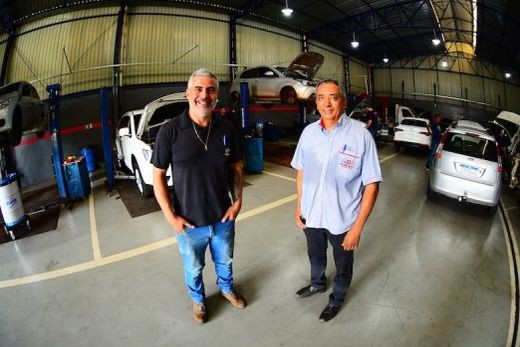 Marcelo e José Roberto. Proprietários do Auto Inject desde fevereiro de 2012, eles atualmente comandam uma equipe de dez pessoas