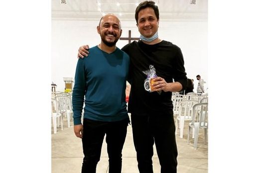 O paciente Alex de Oliveira com Flávio Borsetti. "Que a intercessão de Santo Padre Pio seja um canal de graças, com bençãos e milagres que trarão curas físicas e espirituais", declarou o méd