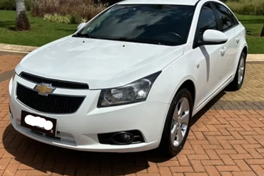 Chevrolet Cruze branco. Carro foi furtado na Rua João Pessoa