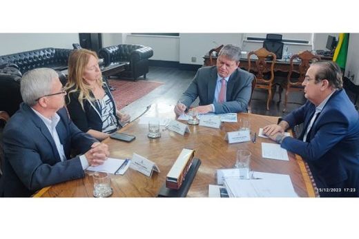 No gabinete do governador. Roberto Cadioli, Denise Minelli e Luiz Carlos Motta estiveram com Tarcísio de Freitas em São Paulo