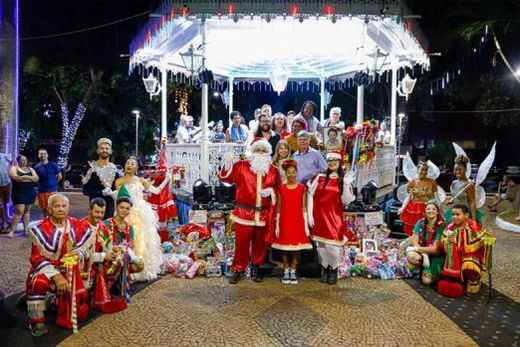 No coreto iluminado. O prefeito Cido Ferrari parabenizou a equipe do Departamento de Cultura pelo excelente trabalho no 'Natal de Matão'