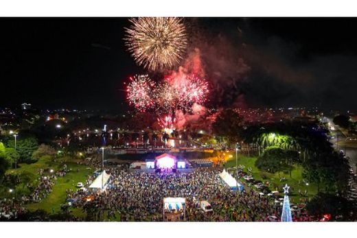 'Show da Virada'. Além das atrações musicais, à meia-noite haverá um lindo espetáculo visual com a queima de fogos coloridos sem estampido