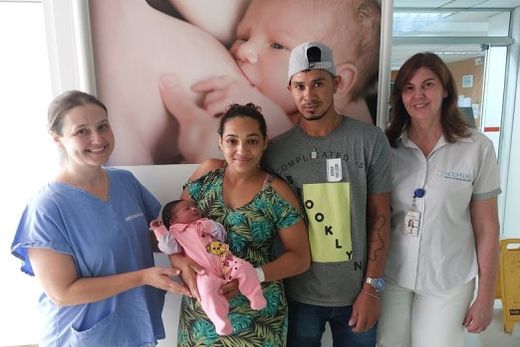 A menina Heloísa e seus pais Lailma Alves e Claudevan Santos. À esq. a enfermeira chefe da maternidade, Natália Cadioli Wetterich, e à dir. a gerente assistencial, enfermeira Esther Langhi