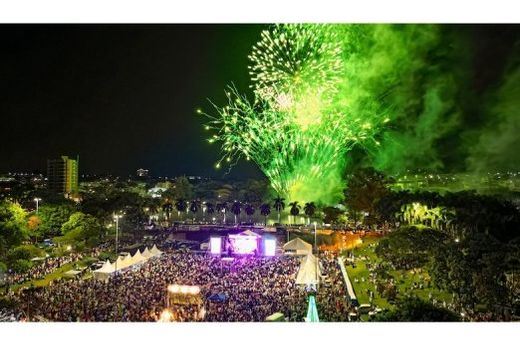 'Show da Virada'. Festa surpreendeu pela quantidade de pessoas que compareceram e festejaram a chegada de 2024 na Praça 'Alfredo de Paiva Garcia'