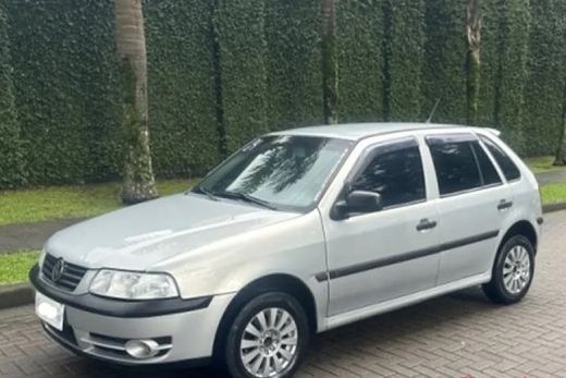 Furto de veículo. Gol estava estacionado na Rua Arthur Ribeiro