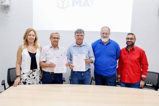 Convênio assinado. Denise Minelli, Roberto Cadioli, Cido Ferrari, Paulo Bernardi e Faro Reguim