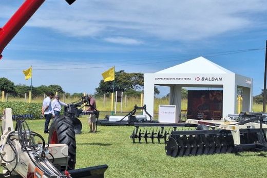Um dos destaques da Baldan. Carreta graneleira com descarga rápida, a Condure é construída com chapas parafusadas de simples manutenção