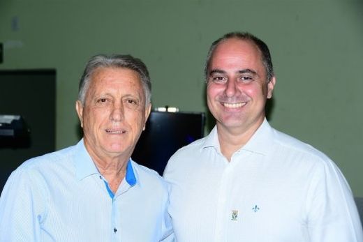 Passando o bastão. José Matturro entregou para Paulo Caruzo o distintivo da Sorema, recebido das mãos de Paulo Antoniosi em 2012