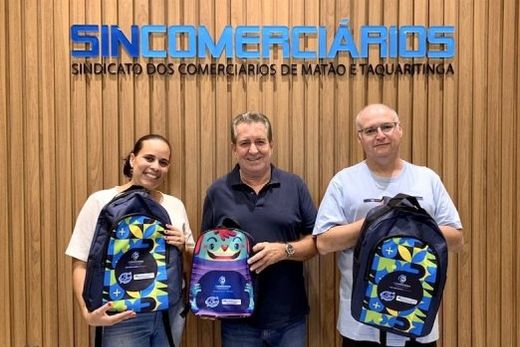 Entrega. Cada Kit Escolar contém cadernos, lápis, caneta, borracha e outros materiais adquiridos pelo Sincomerciários, além de mochilas fornecidas pela Fecomerciários