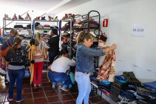 No próximo dia 20. Nesta edição do bazar será oferecido um acervo com mais de 2 mil peças de roupas, além de sapatos novos e seminovos