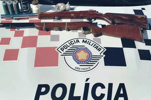 Materiais apreendidos. Duas espingardas de fabricação caseira, três recipientes de pólvora, um recipiente de espoletas e um saco de balins de chumbo foram levados à Delegacia