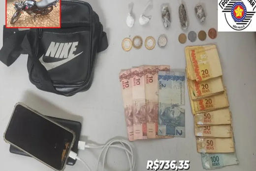Motociclista detido. Drogas, dinheiro, celular e pochete foram apreendidos