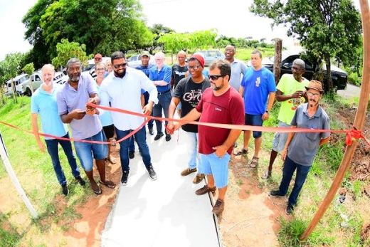 Descerrando a fita. Ato inaugural do piso da tenda ocorreu na manhã do último dia 13