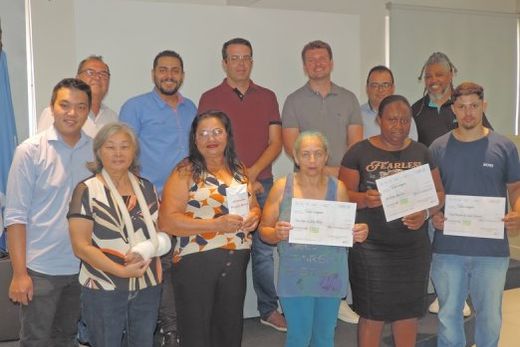 Todos juntos. Os quatro ganhadores com representantes do Sincomércio, ACE, Viação Paraty, Supermercado Watanabe, Mercadão dos Óculos e Tazu Calçados