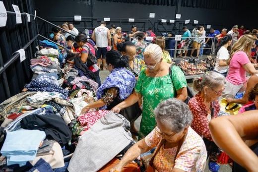 Muitas pessoas prestigiaram o bazar promovido pelo Fundo Social. Cerca de 2 mil itens foram vendidos, entre roupas, calçados e acessórios