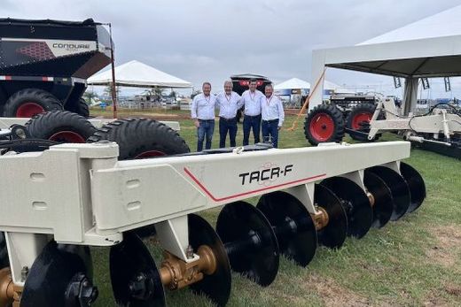 Dia de Campo da C. Vale. Lidacir Barp (vendedor), Raul Capparelli (gerente comercial), Sergio Martins (coordenador comercial) e José Carlos da Cruz (técnico de pós-venda)