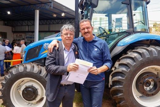 Cido Ferrari e Itamar Borges. Trator foi viabilizado pelo deputado e entregue pelo governador Tarcísio de Freitas