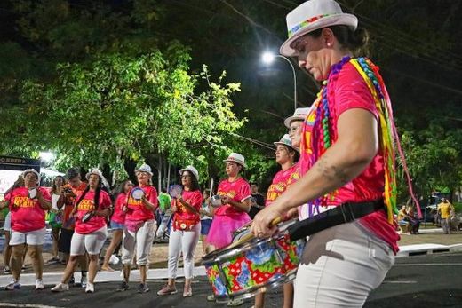 Samba na rua. Integrantes do bloco 'Vixe Maria' esquentando os tamborins para o carnaval