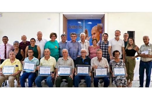 Na Igreja da Paróquia Santa Cruz. Entrega do Certificado 'Durval Santo Bortolani' foi feita durante comemoração ao Dia do Aposentado