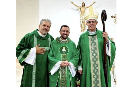 Novo pároco. O padre Rubens Romão Correa Junior entre o diácono Achiles Bianchini Filho e o bispo Dom Luiz Carlos Dias