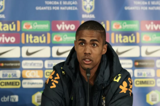 Douglas Costa na coletiva desta terça: meia-atacante deve substituir Neymar contra a Rússia