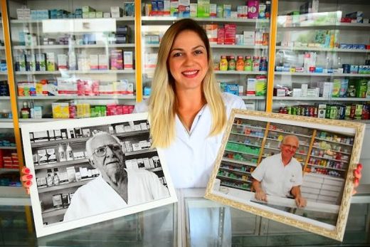 Karen, com as fotografias de João Comelli e de Luiz Comelli. "Eu sempre quis ser como eles. Assim como meu avô e meu tio, considero que cuidar das pessoas é um dom muito bonito"