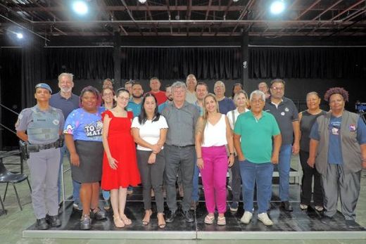Participantes da reunião. Conselho Tutelar atua para que a proibição da venda de bebidas alcoólicas a crianças e adolescentes seja cumprida