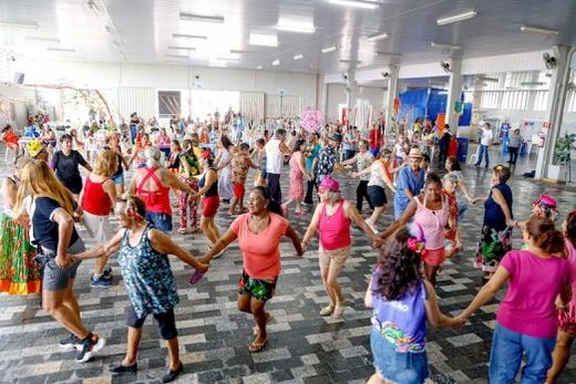 Fantasiados e empolgados. Os participantes entraram no clima festivo e dançaram ao som das tradicionais marchinhas de carnaval