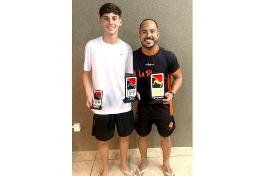 Bruninho Manzini e Adriano Viveiros, com os troféus. Além de campeão e vice, destaque como melhor atleta da Sub-21 do NFP, sendo o mais jovem a chegar à final