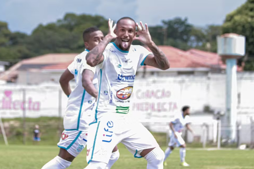 Raphael Macena comemora gol do Marília contra a Matonense na Série A-3