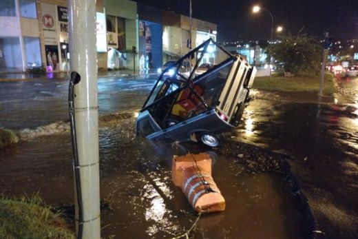 Temporal causa alagamentos e acidente na Avenida Padre Nelson