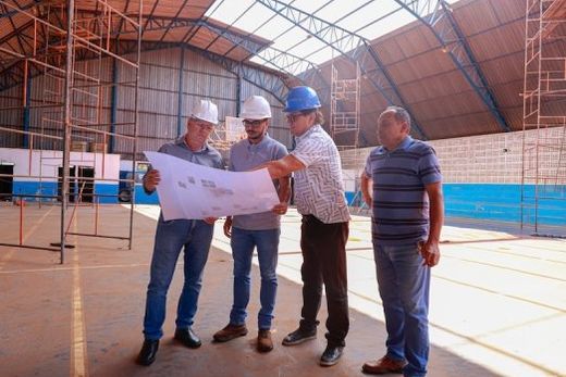 Obras em andamento. No Ginásio 'Carlos Alberto Magalhães' já teve início a retirada de toda a cobertura metálica